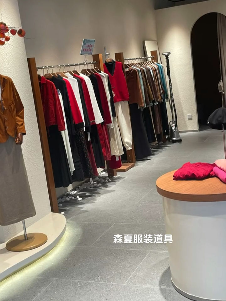 服裝店擺貨的藝術與策略探討