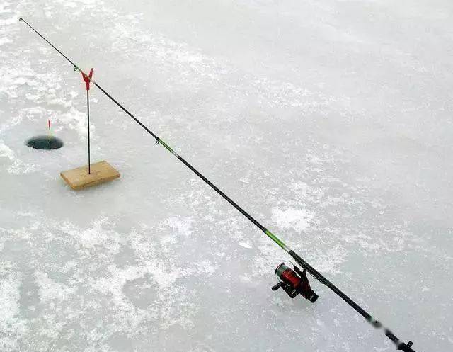 釣魚人與魚竿，探尋人與自然和諧共生的奧秘之道